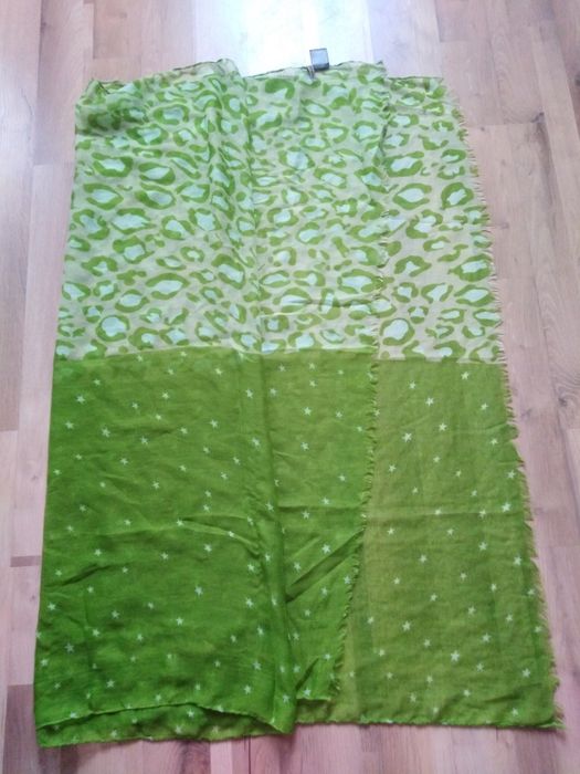 Zielony szal Tamaris