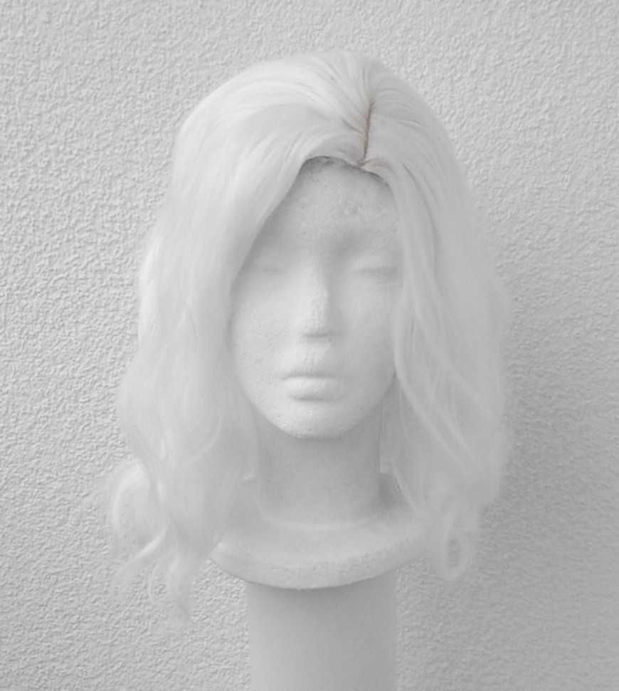 Biała peruka falowana karbowana z przedziałkiem krótka cosplay wig