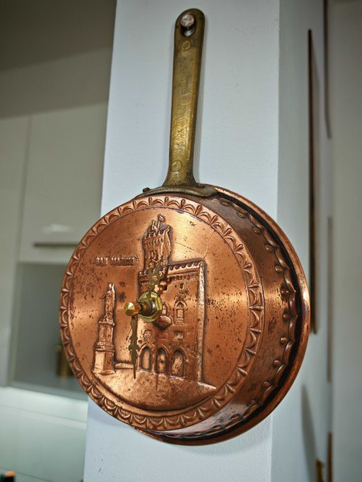 Stara patelnia miedziana z zegarem kwarcowym ozdoba kuchni restauracji