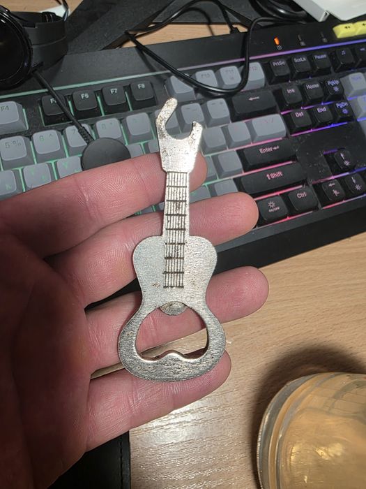 Гітара відкривала для пляшок для фігурки ну постривай