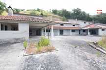Moradia com anexo e armazém