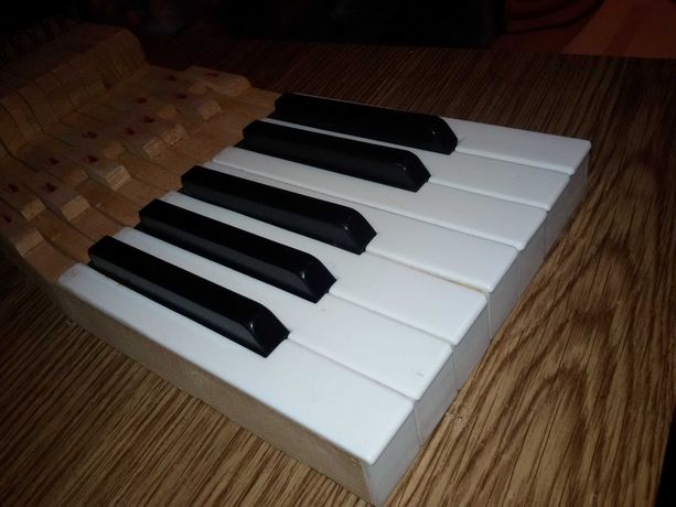 Клавиши пианино (накладки белые и чёрные) б/у.