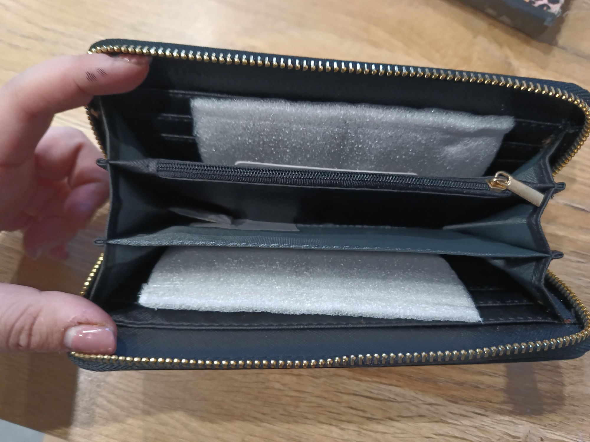 Piękny nowy czarny damski portfel