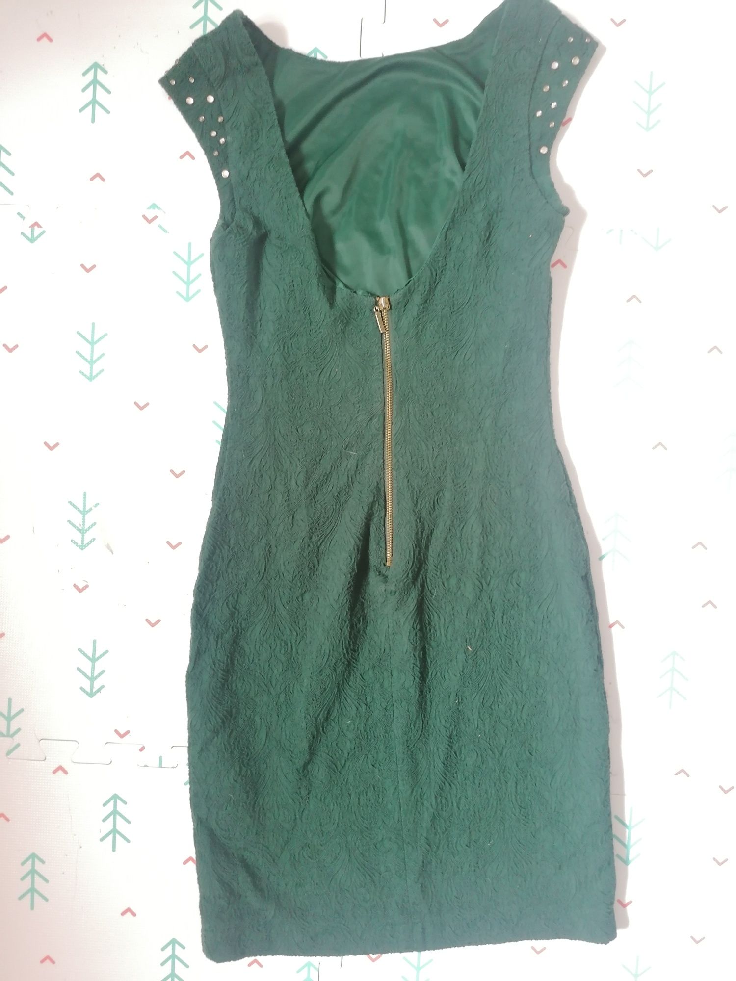 Zielona, butelkowa sukienka zara z kamyczkami na ramieniach rozm S, XS