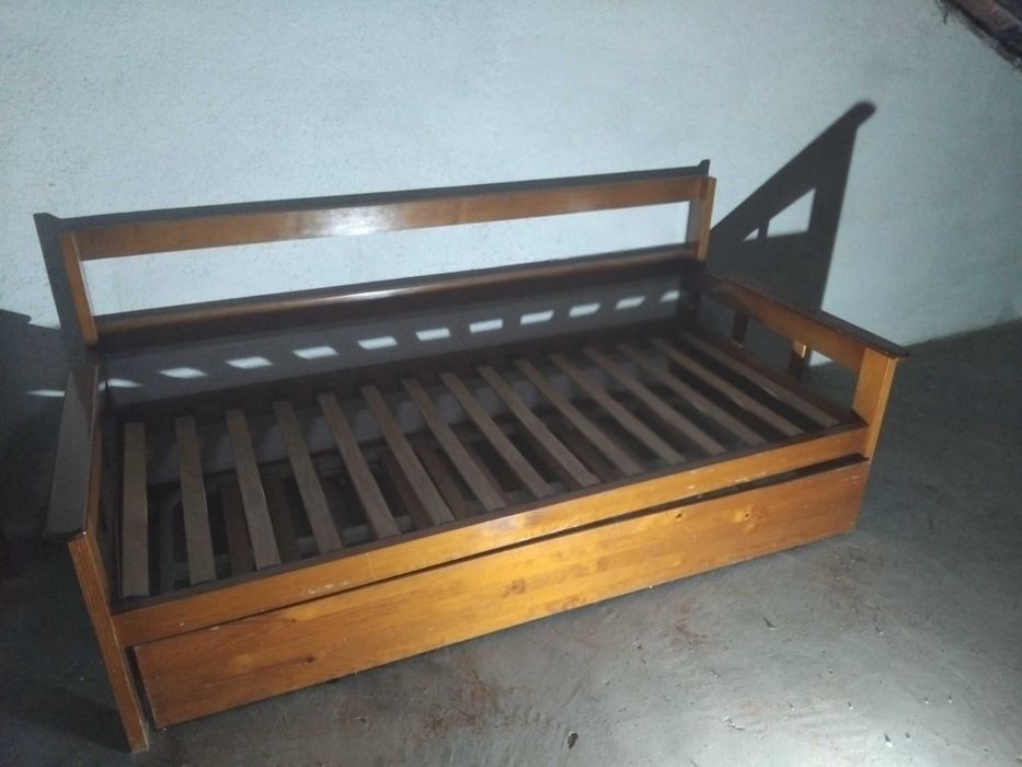 2 Camas de solteiro em madeira