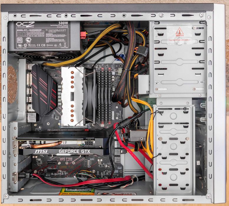 Komputer z procesorem Intel Core i7-8700, 32 GB RAM, GPU GTX 1660 Ti