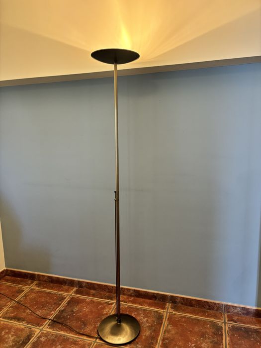 Candeeiro de pé metálico