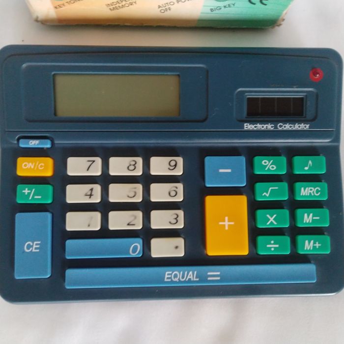 Настольный калькулятор с 8-ми разрядным экраном