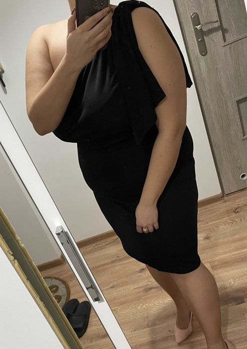 Elegancka sukienka czarna asymetryczna plus size 46 3xl na jedno ramię