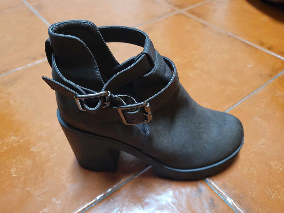 Botas castanhas - Tamanho 37