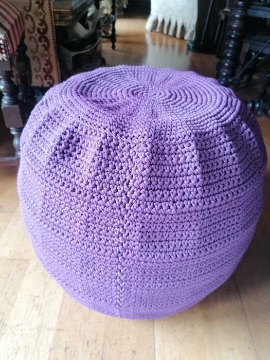 Puff em metal com cobertura em crochet