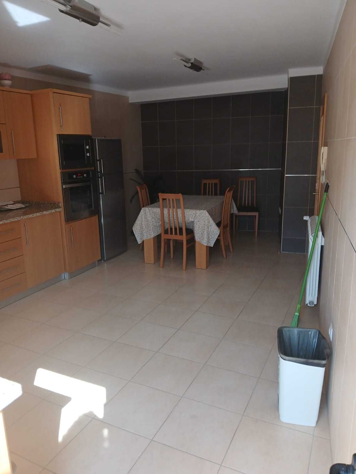 Alugo quarto em apartamento