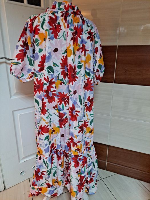 Śliczna sukienka damska duża.