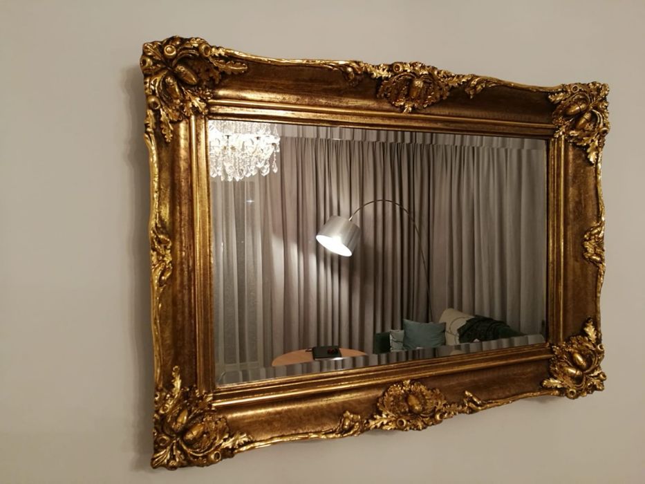 Lustro w drewnianej ozdobnej ramie