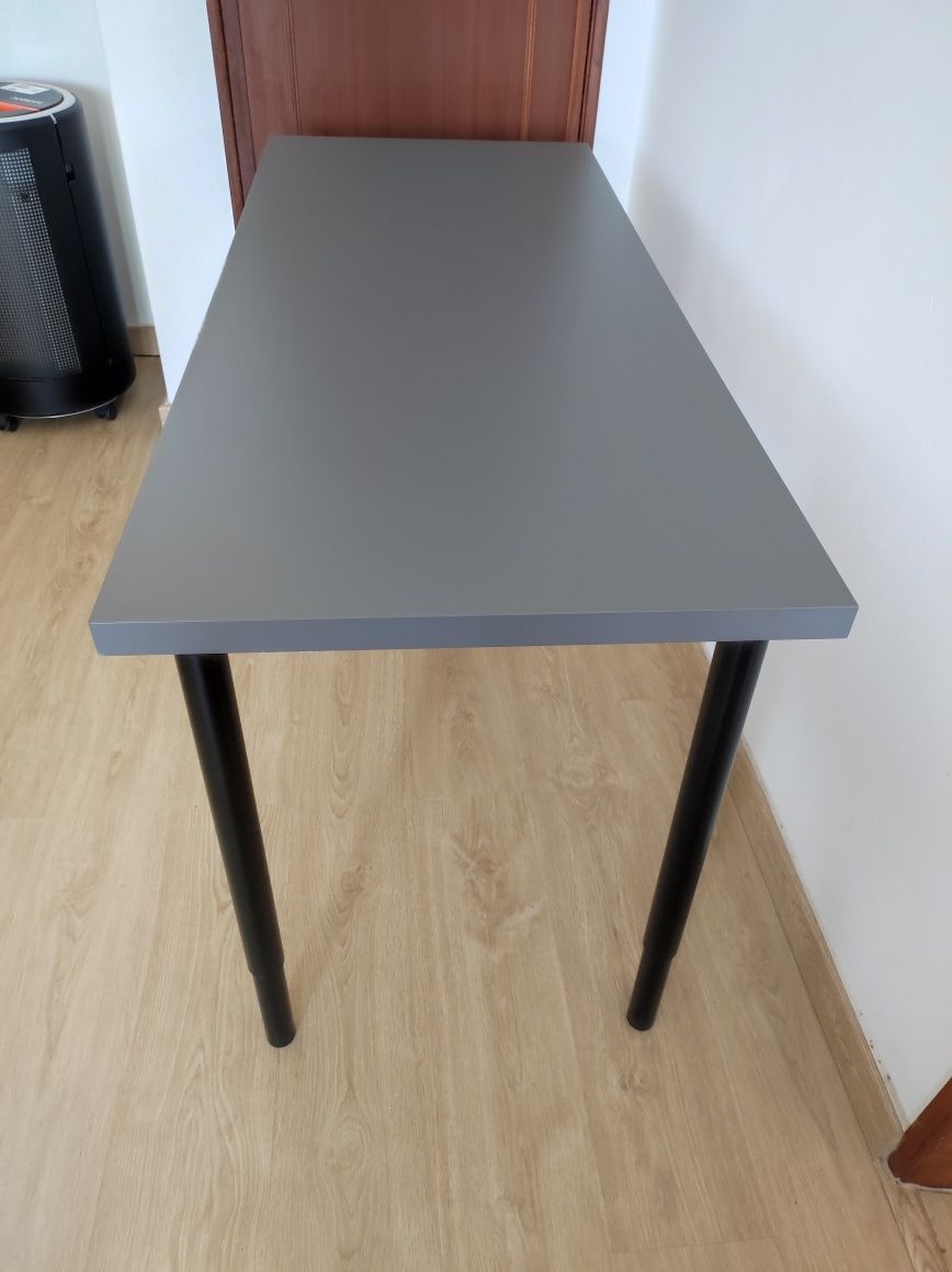 Mesa com pés reguláveis