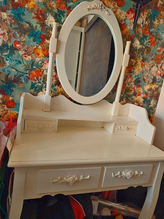 Toaletka do makijażu zdobiona kwiatami