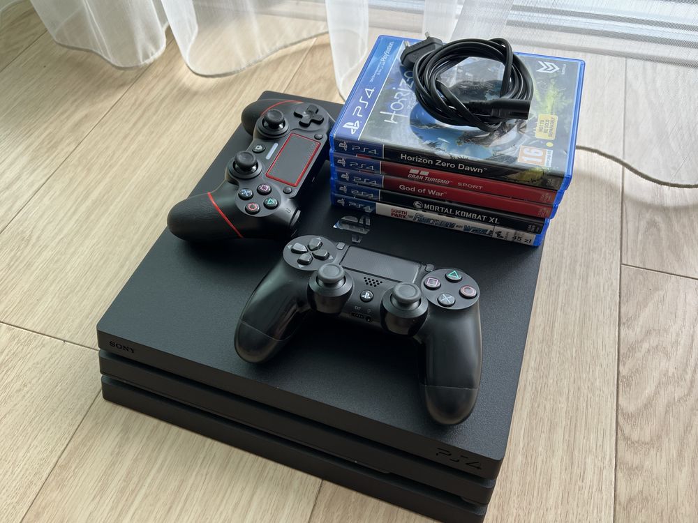 PS4 Pro CUH-7216B + 2 pady + 5 gier