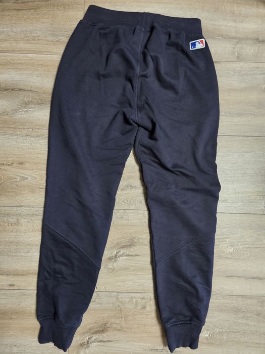 Spodnie dresowe New Era  M