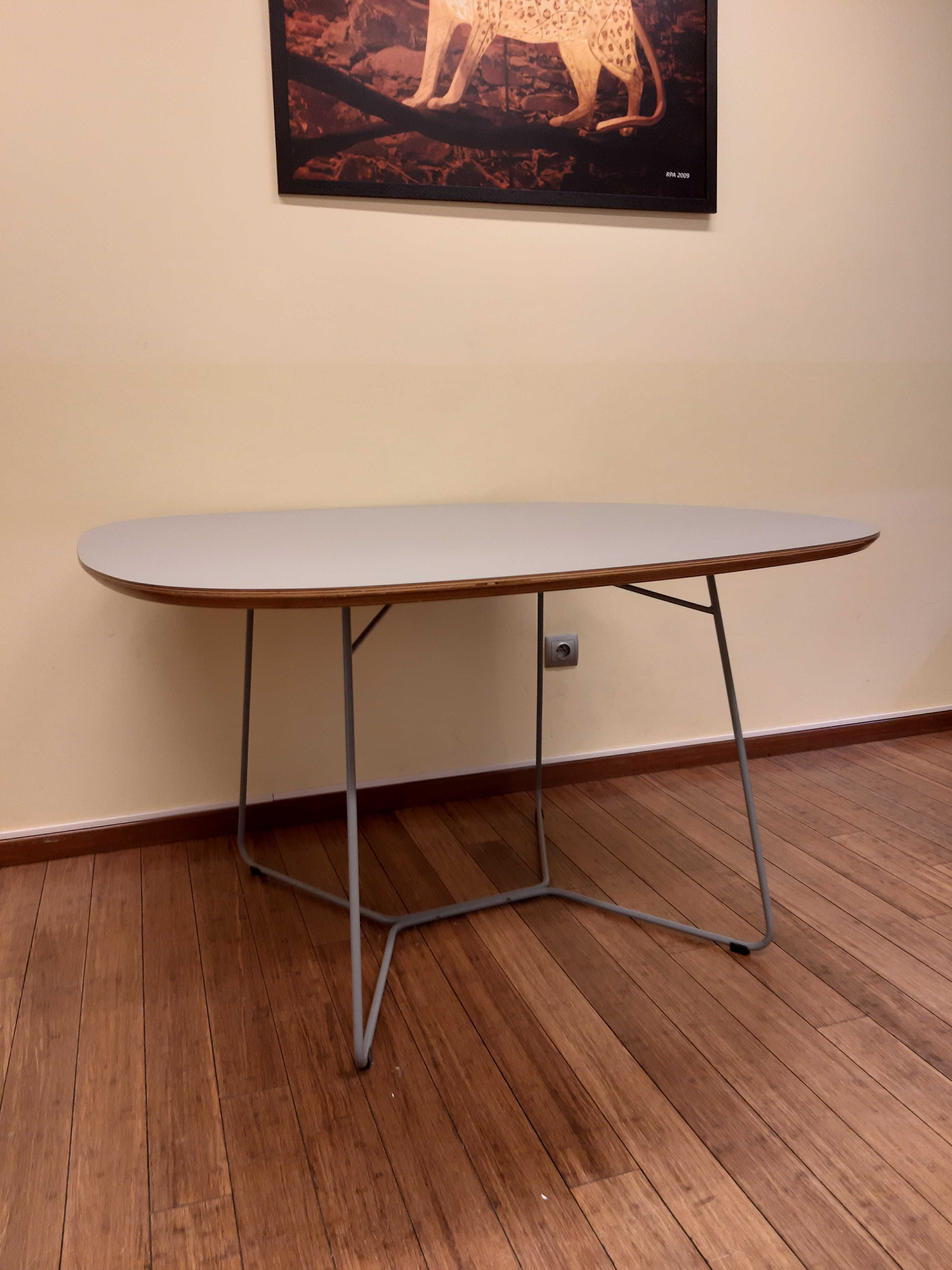 Stół z krzesłami Maple firmy Iker