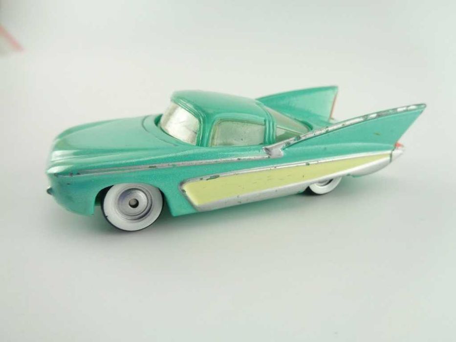 MATTEL CARS AUTA Lola (Oczy 3D) 1:55 metal [c305]