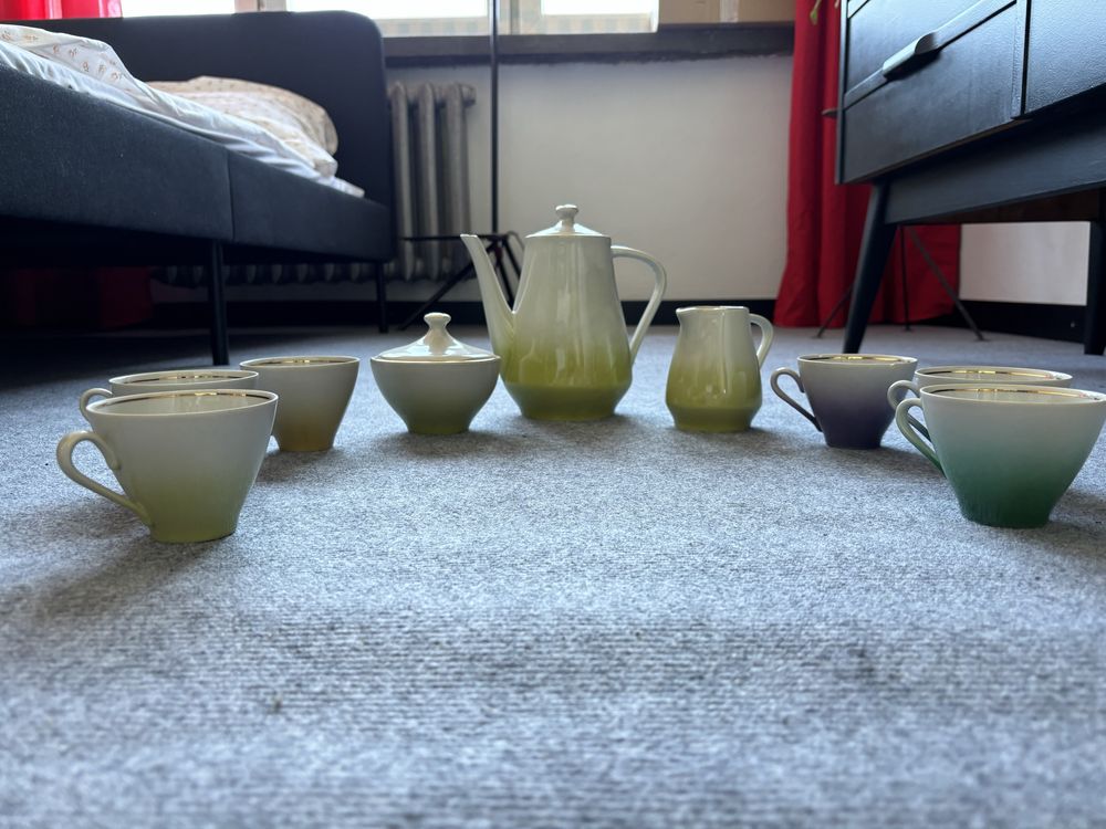 Zestaw do kawy porcelana PRL kolorowy plus talerze w trzech rozmiarach