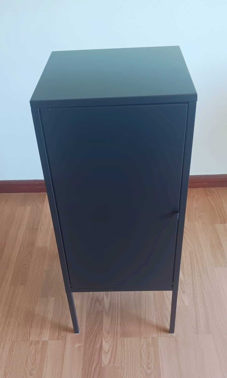 Armário em Metal preto com pés