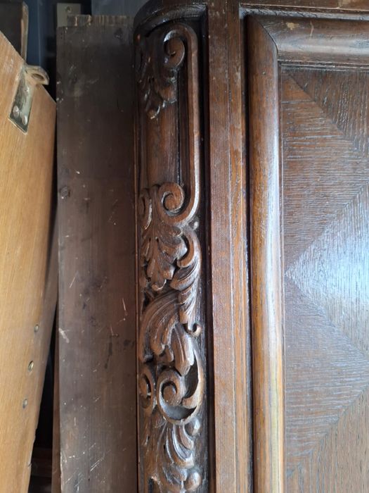 Stara drewniana szafa z biblioteczką