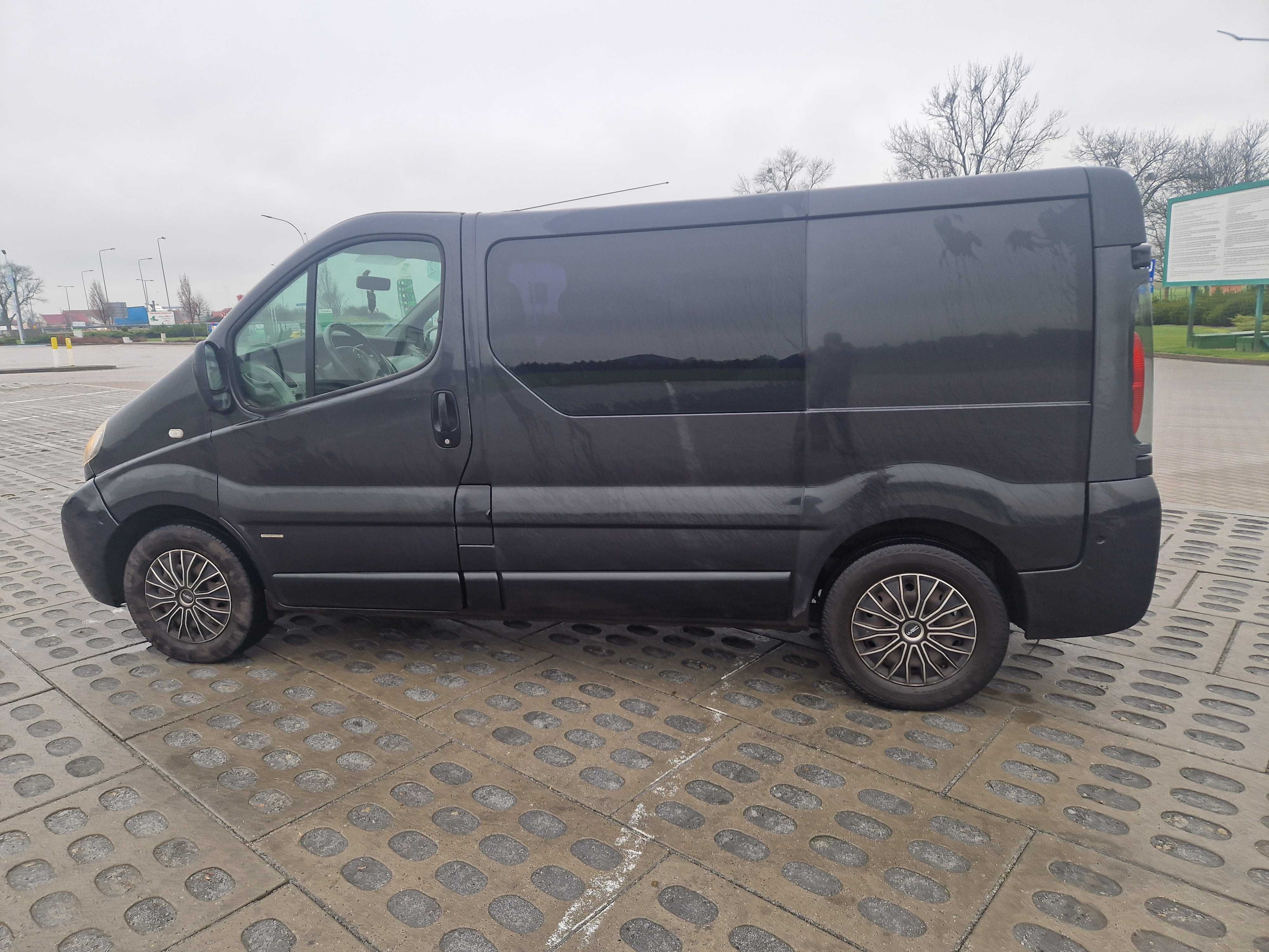 Opel Vivaro 2,5CDi 2006r 5 Osób,Hak,Klima!!