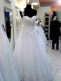 Suknia ślubna w rozmiarze 36 na kole.