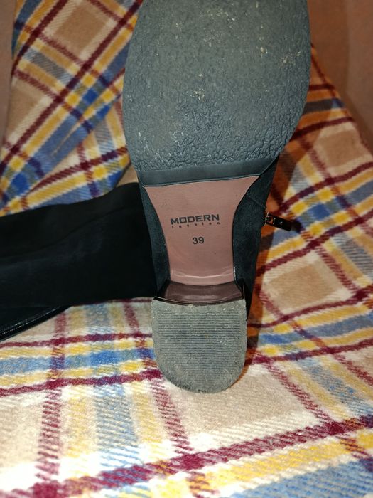 Продаються жіночі чоботи