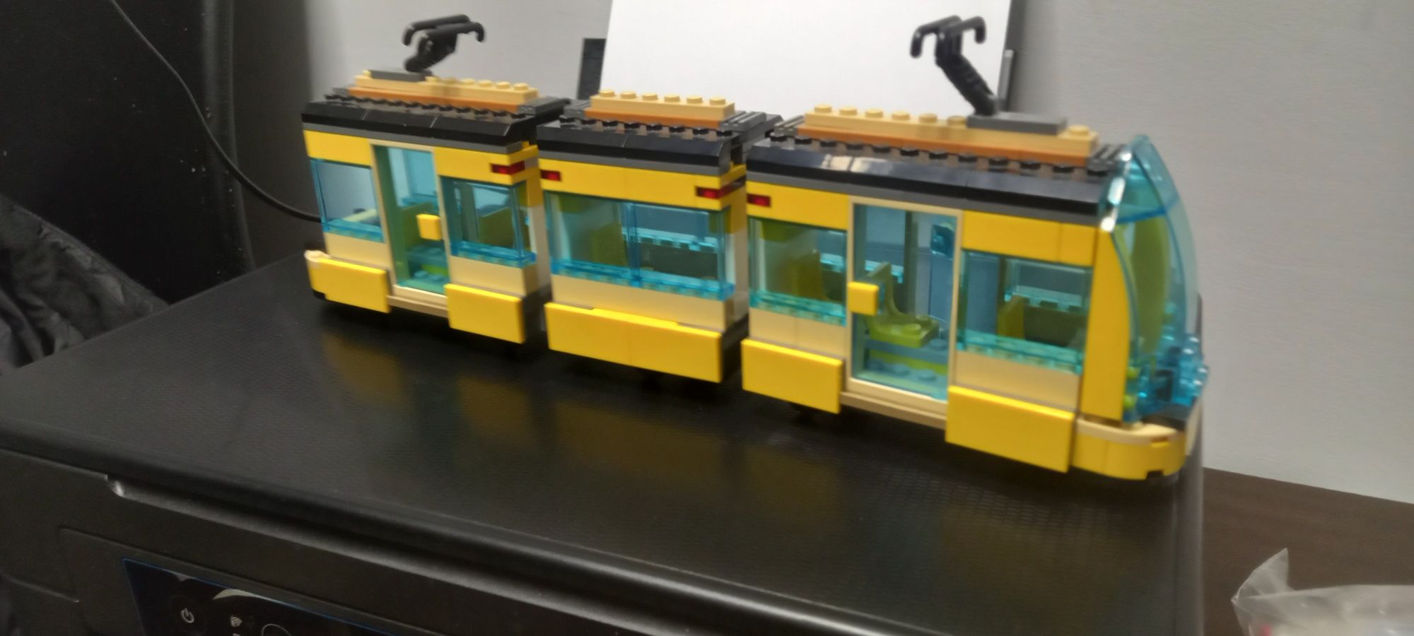 Lego tramwaj jeżdżący jak pociągi po torach train