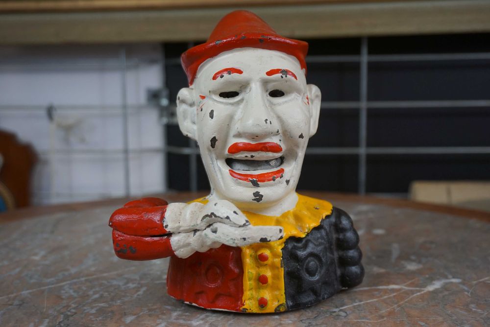 Stara ruchoma skarbonka żeliwna klaun