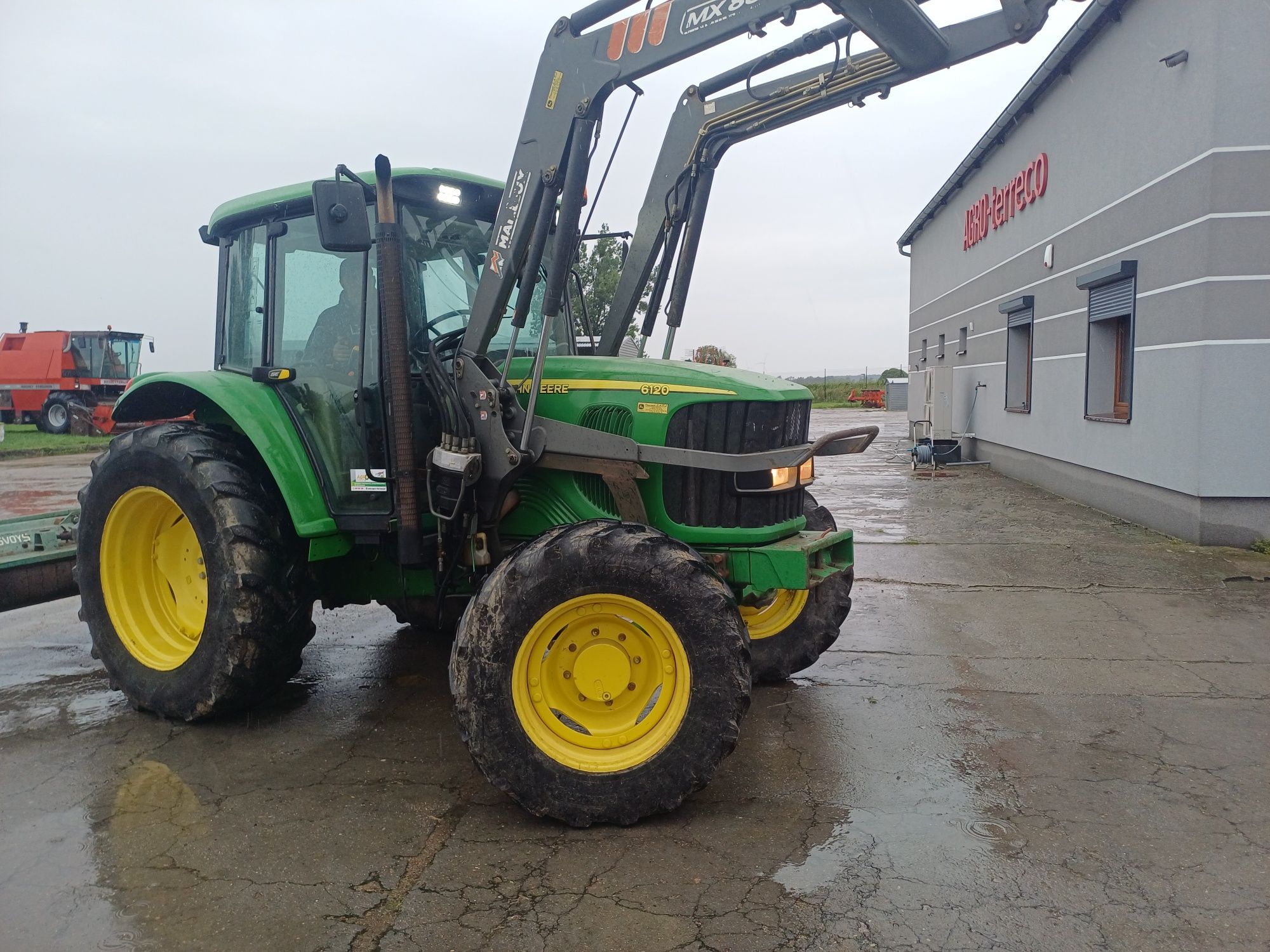 Ciągniki John Deere 6120 z ładowaczem -sprowadzony