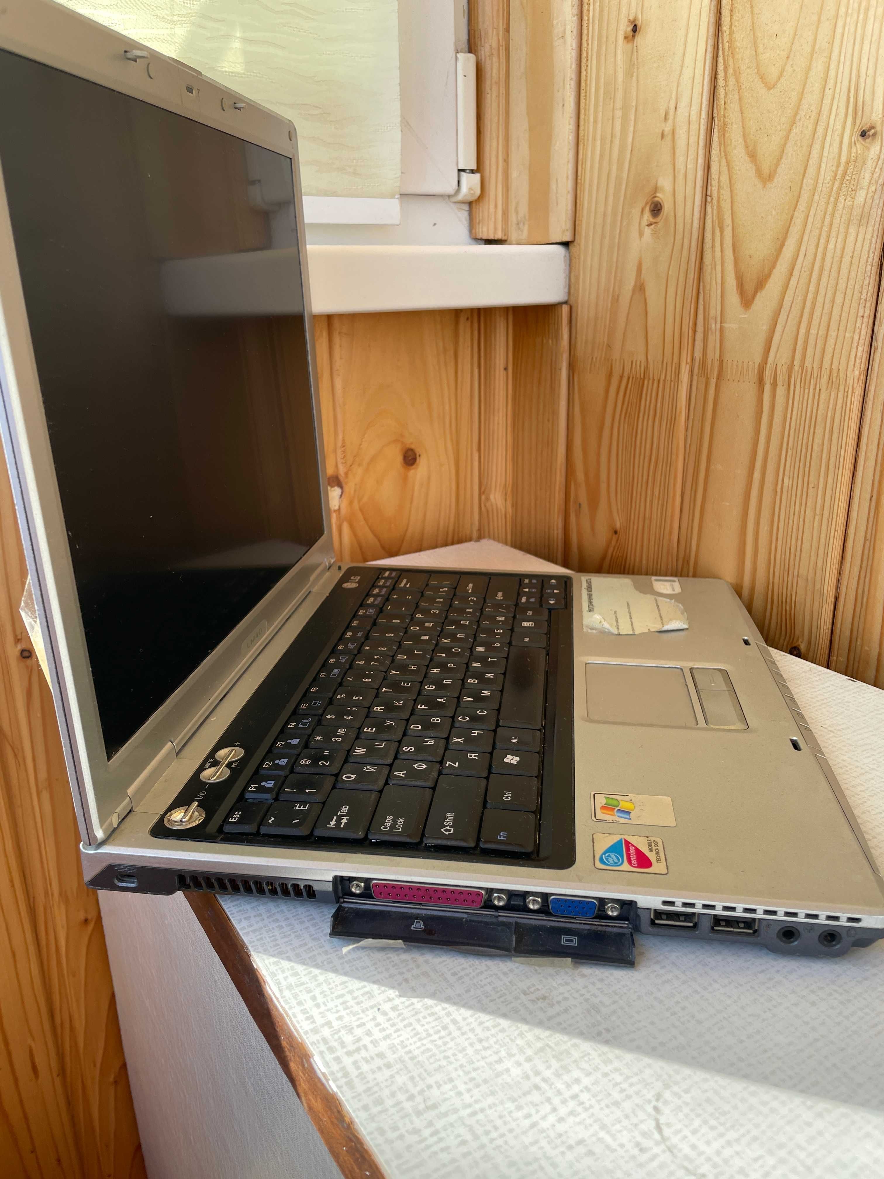 LG LM40 ноутбук працюючий