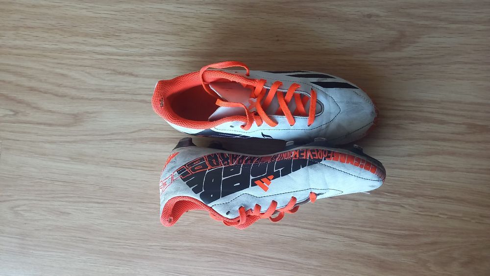 Chuteiras adidas futebol com pitons pretas, laranjas e brancas