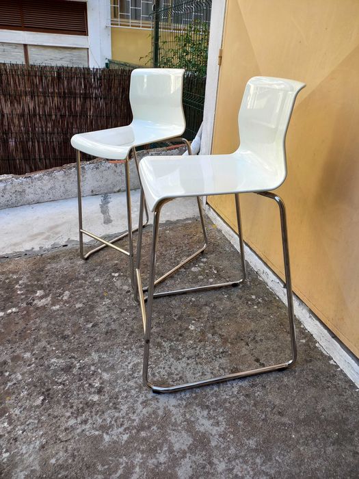 2 bancos altos cromados com apoio para os pés