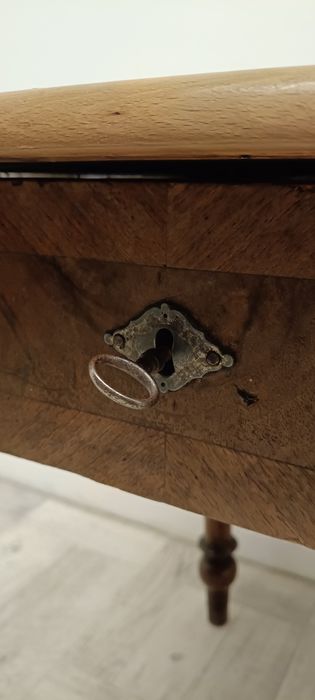 stary drewniany stół wiejski do kuchni altany siedliska pergoli