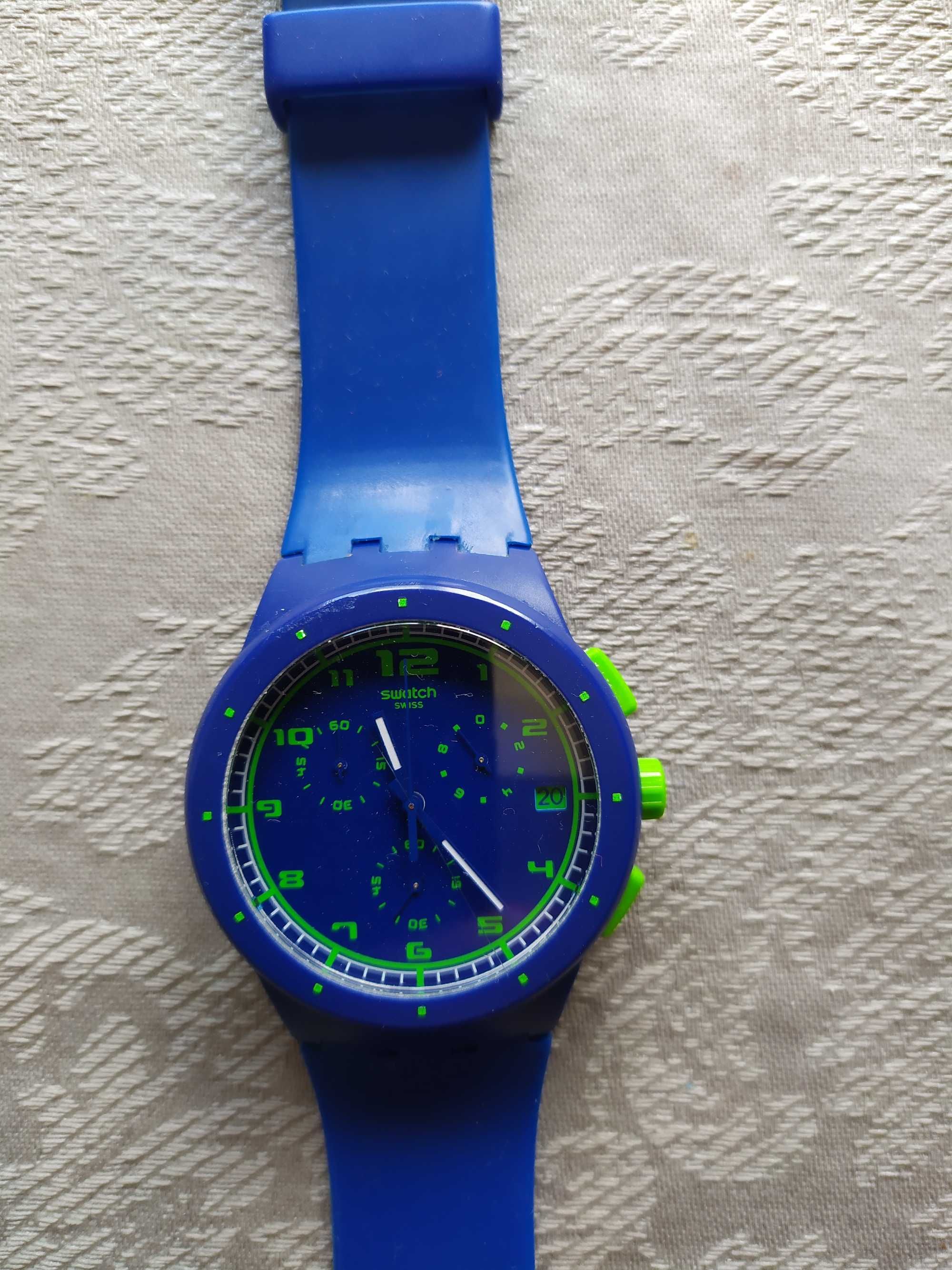 Swatch Azul e verde, com um risco quase imperceptível