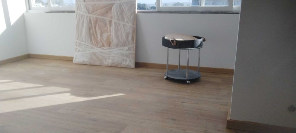 Colocação de chão flutuante e de vinil