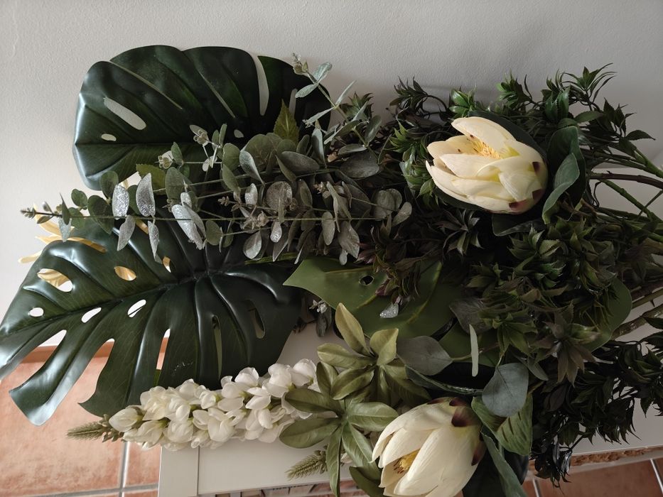 Várias flores artificiais verdes e brancas