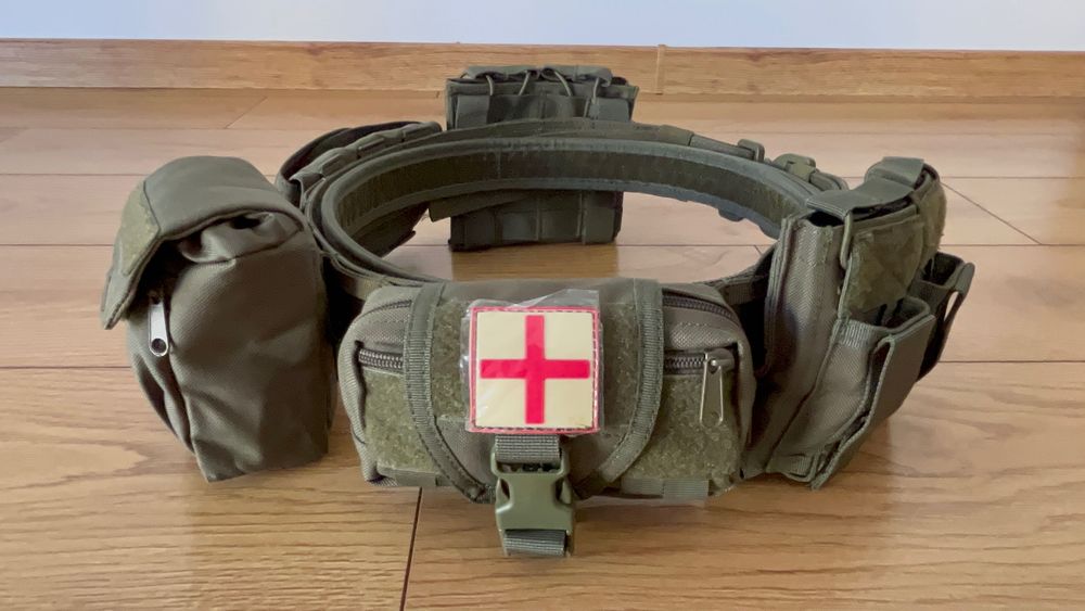 pas taktyczny z zawieszeniem