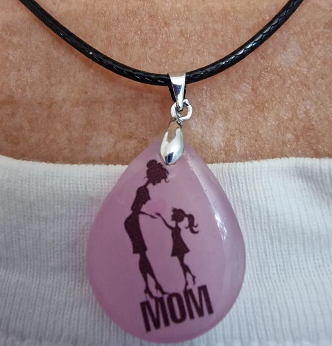 Colares em resina personalizados