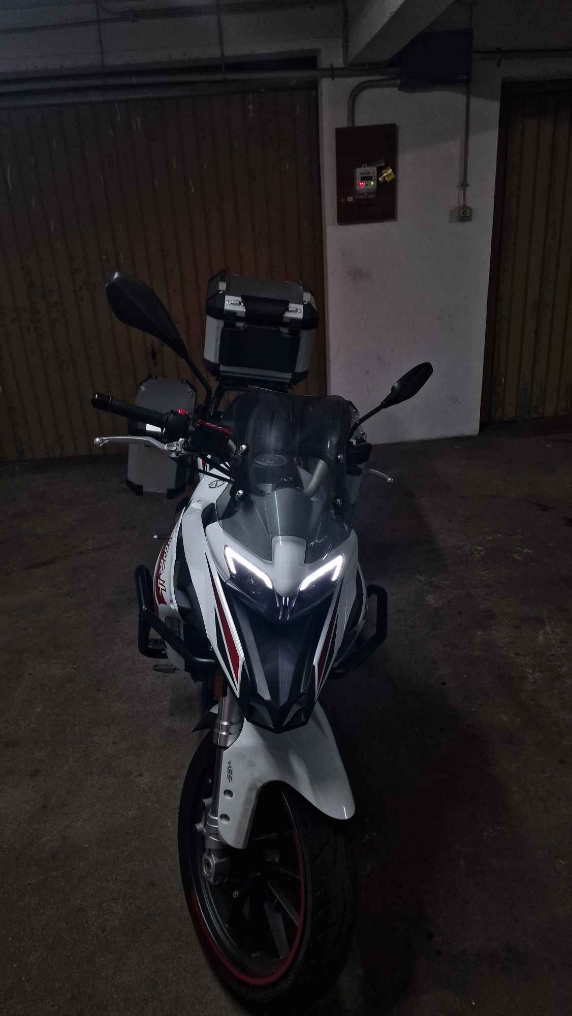 Benelli TRK 251 (quase nova)