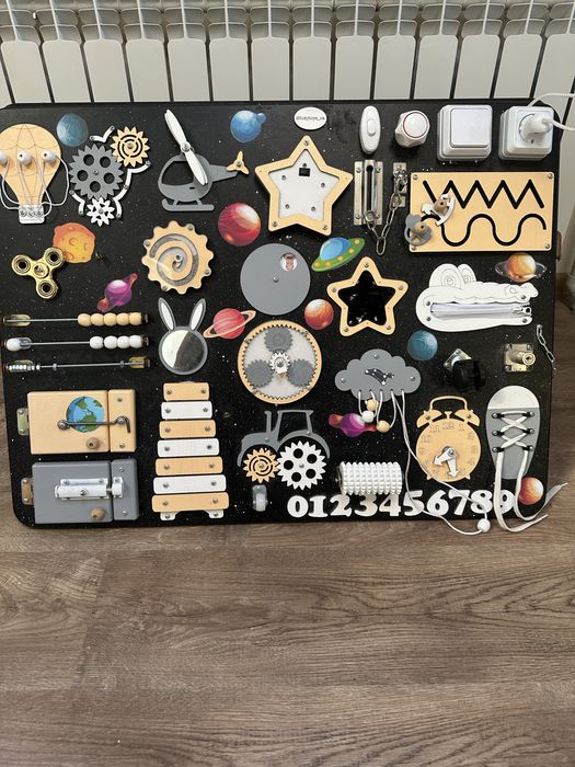 Бізіборд з мольбертом