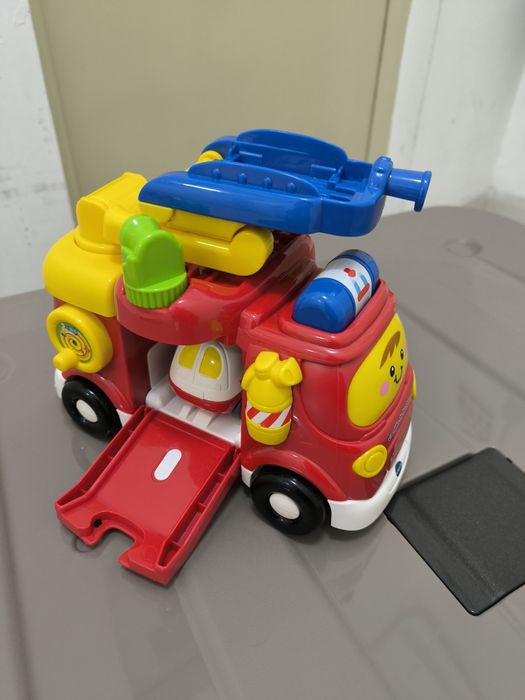Vendo carro dos bombeiros com uma ambulância