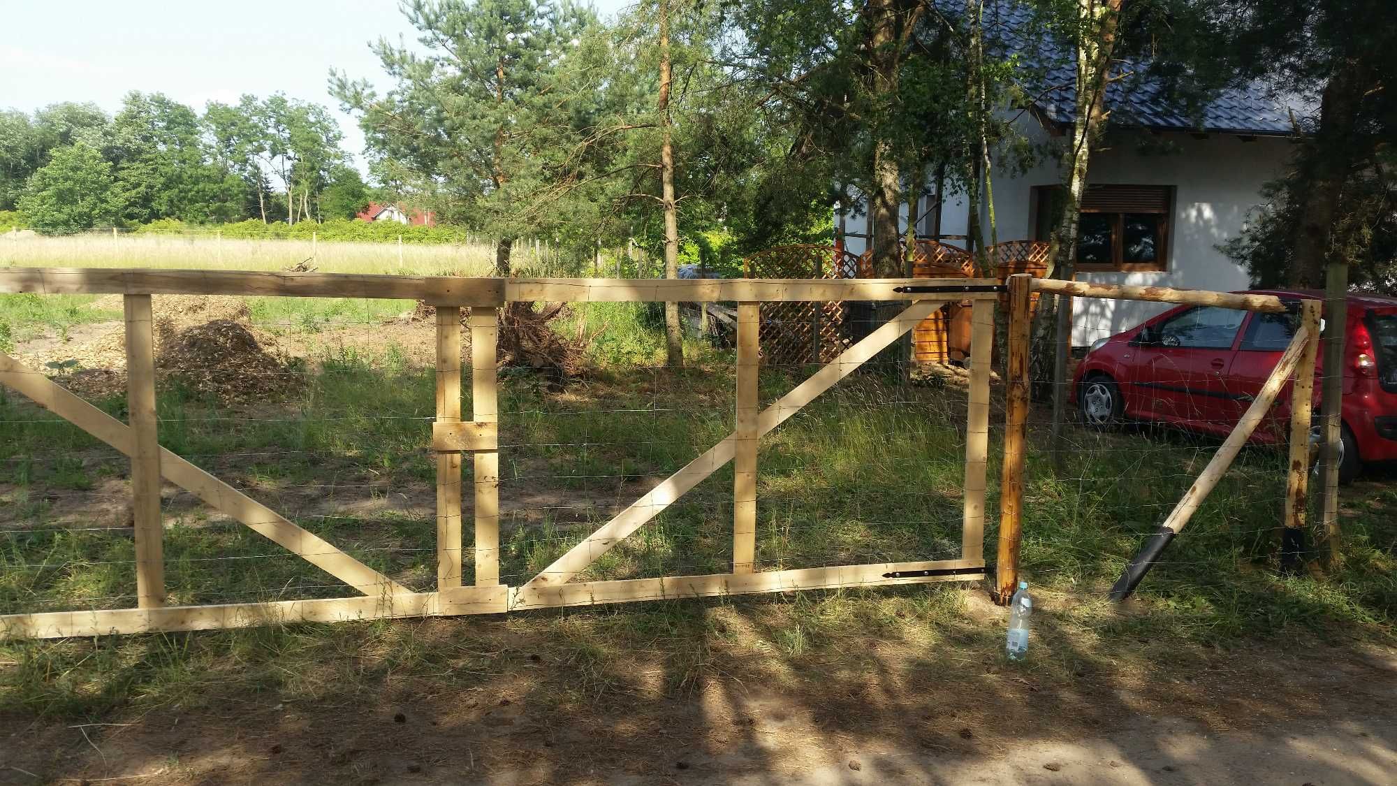 słupki kołki stemple ogrodzenie budowlane tymczasowe  siatka leśna