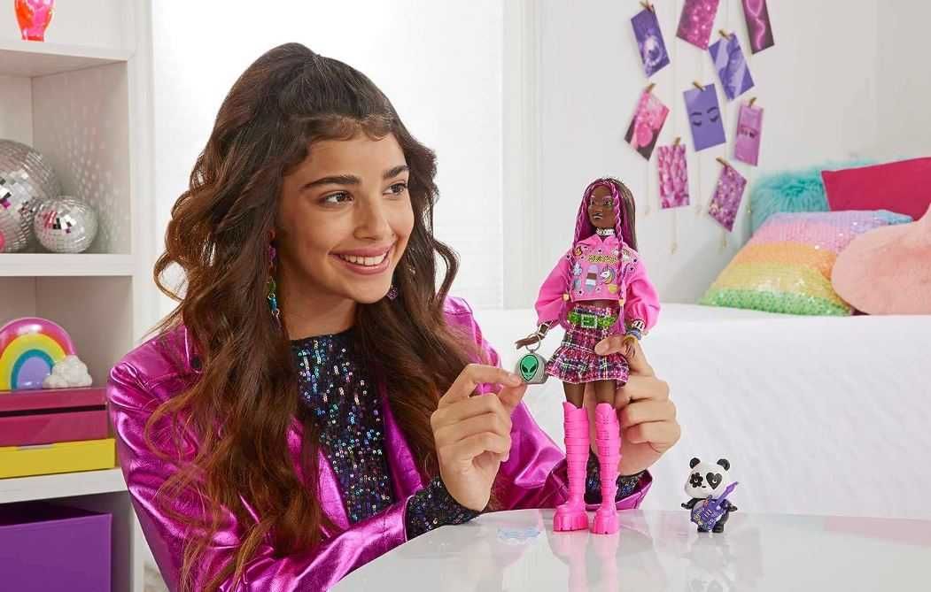 Mattel барби Экстра 19 в розовом худи с Пандой