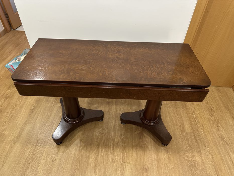 Mesa de mogno castanha