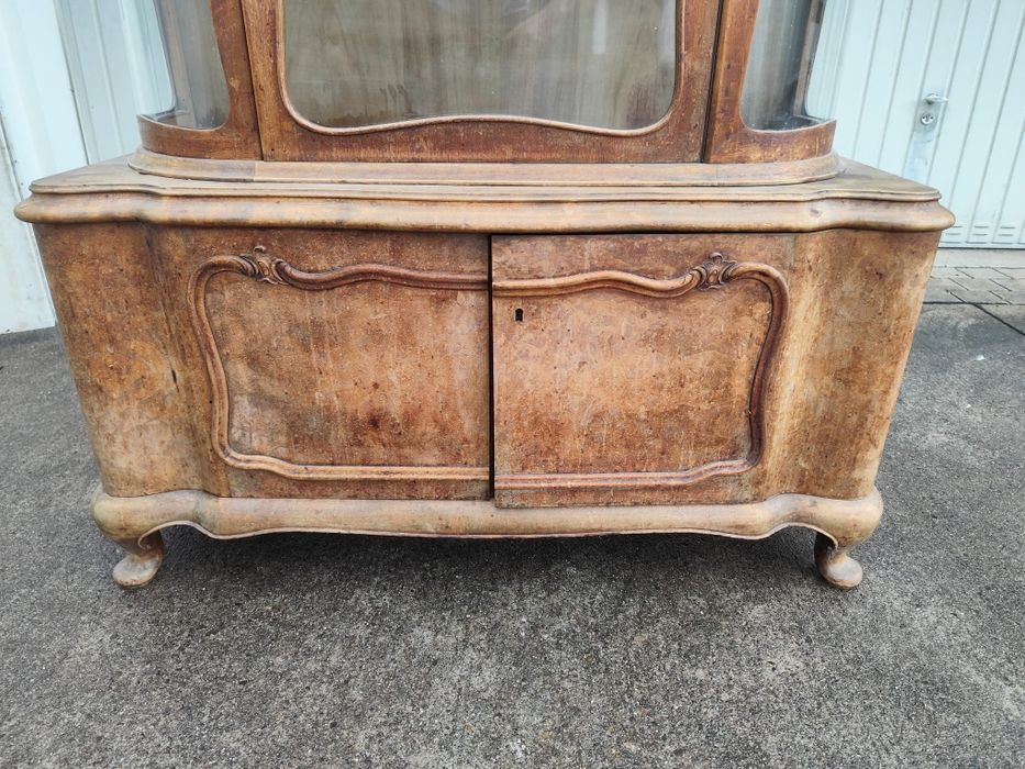 Antyczna witryna w stylu ludwikowskim, gięte szyby, lata 1920–1940