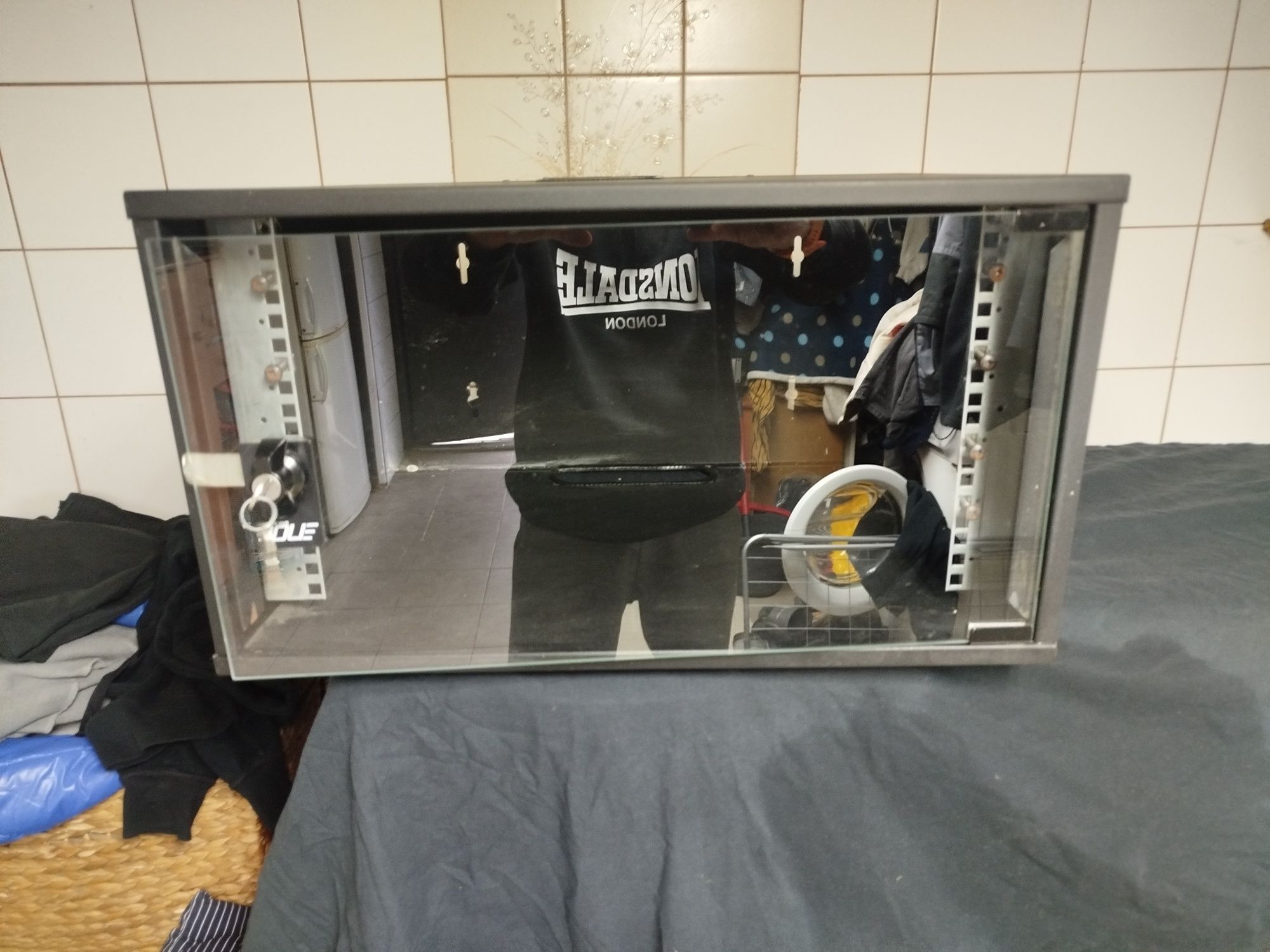 Szafka serwerowa wisząca firmy ENOC SYSTEM